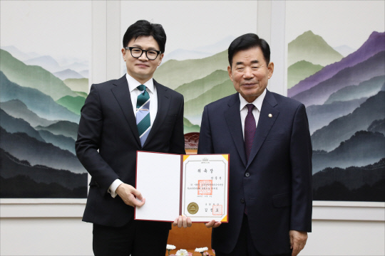 = 김진표 국회의장이 8일 오전 서울 여의도 국회에서 열린 공수처장후보추천위원회 위원 위촉식에서 위원으로 위촉된 한동훈 법무부 장관과 기념촬영을 하고 있다. <연합뉴스>